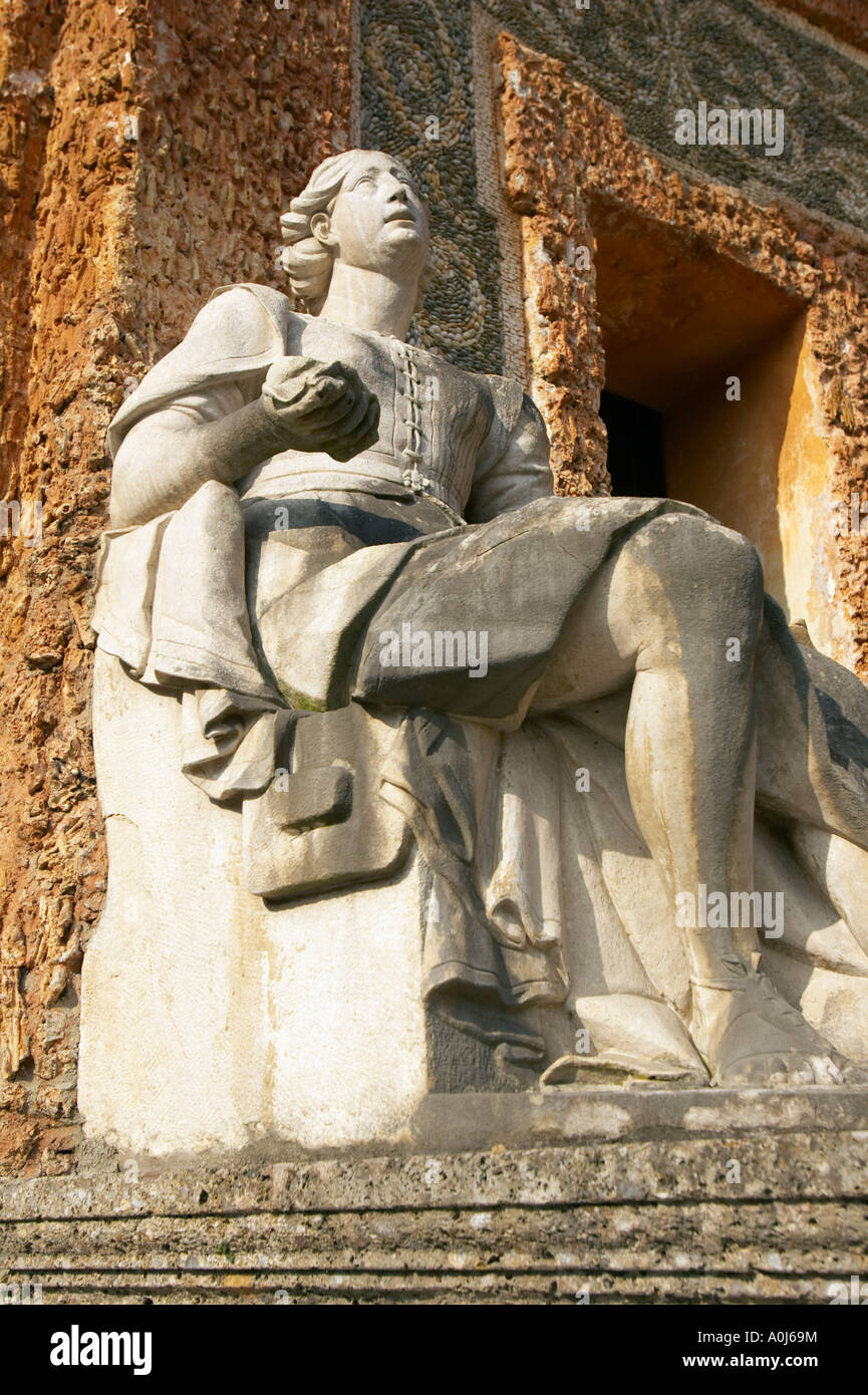 Statue au Palais Hellbrunn à Fontaines à Salzbourg Autriche Banque D'Images