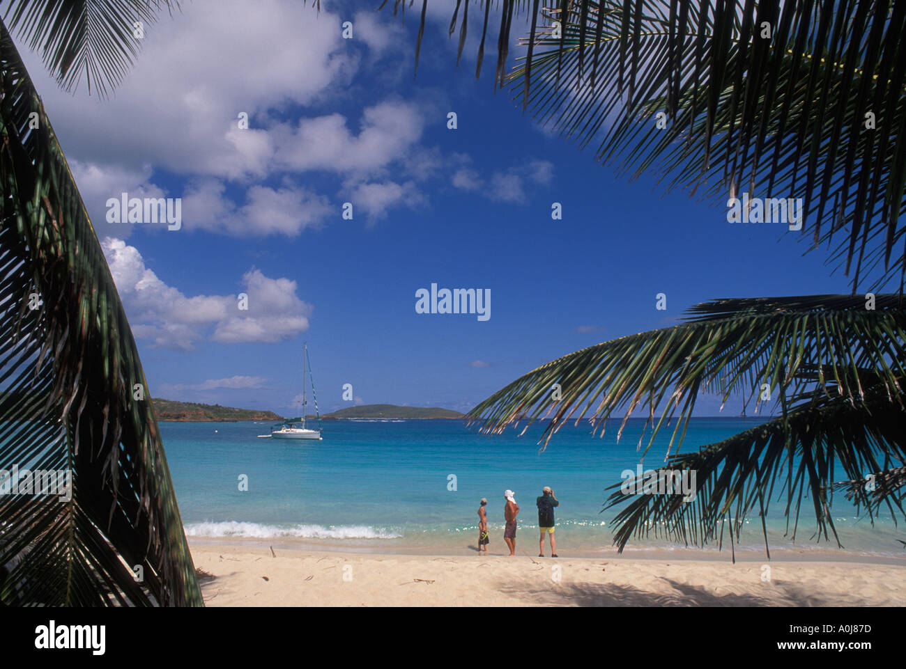 Visiteurs on beach et yacht ancré dans la baie de bahia des tortugas île Culebra puerto rico Banque D'Images