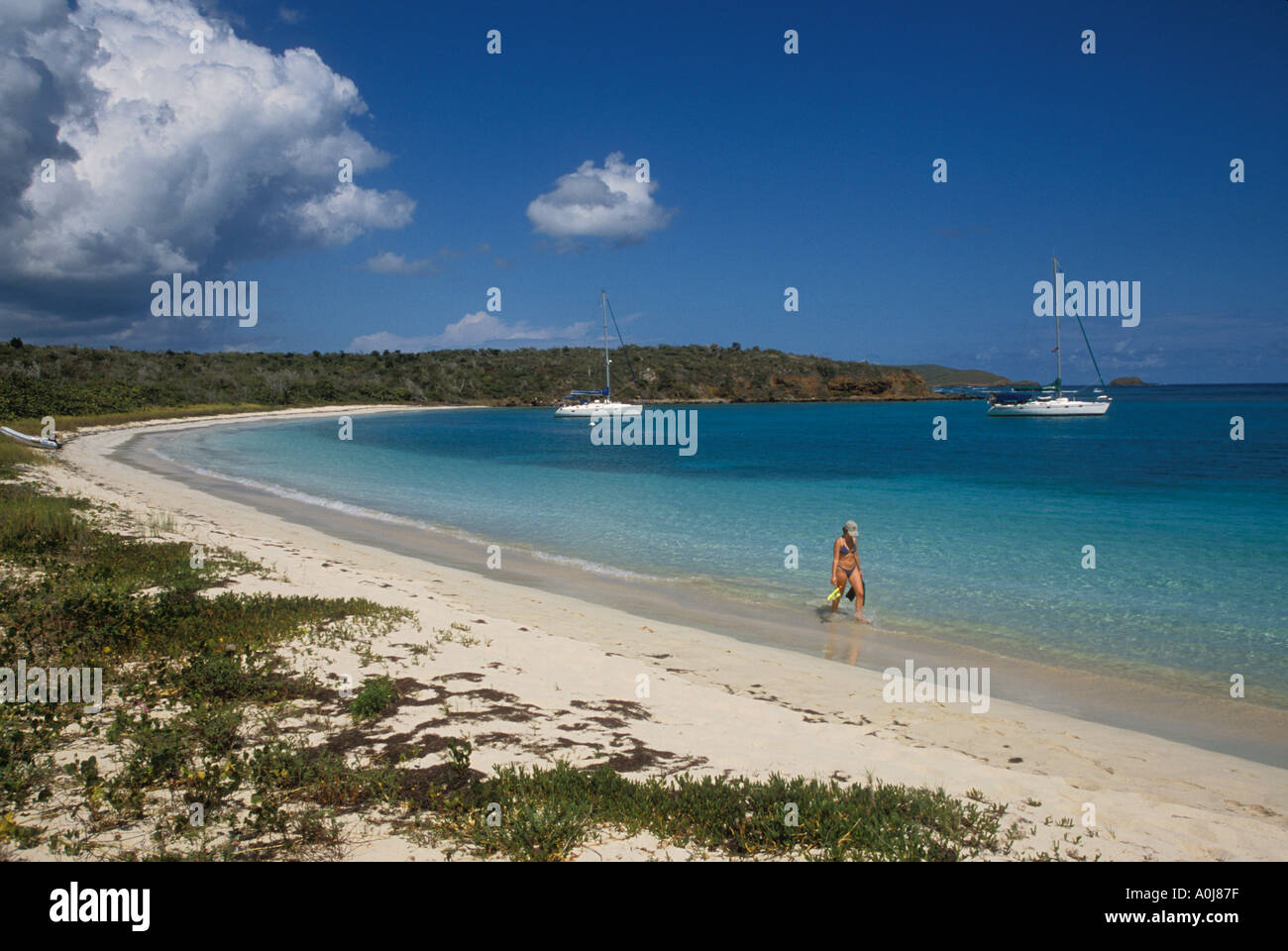 Femme avec équipement de plongée avec tuba sur la plage au pied des bahia tortugas île Culebra puerto rico Banque D'Images