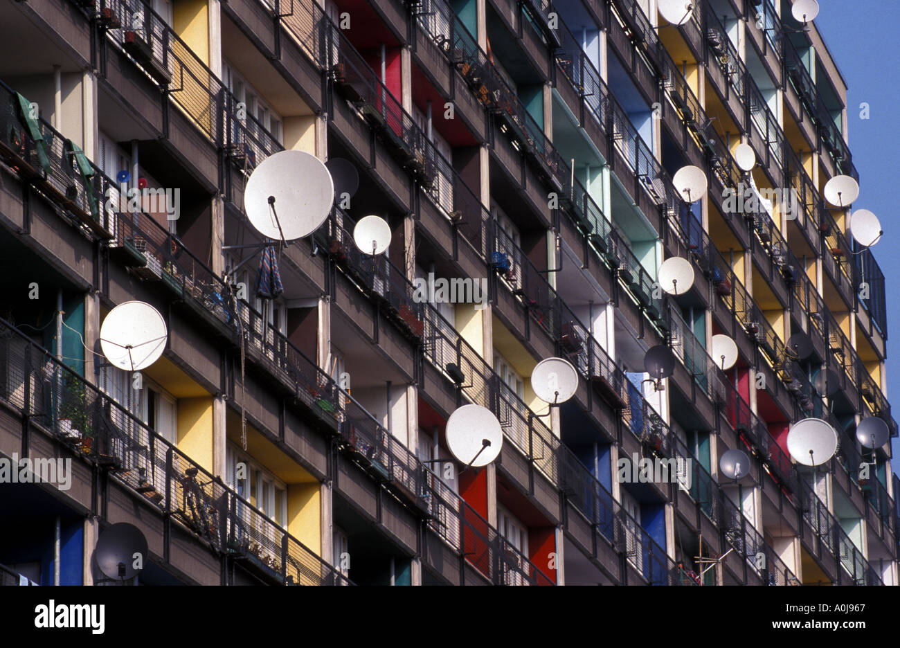 Allemagne Berlin un désordre des antennes montées sur un balcon Banque D'Images