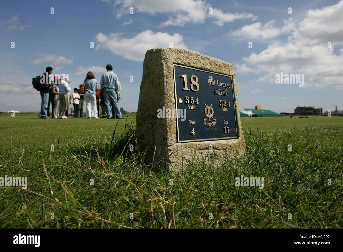 Un groupe de touristes de Golf pour une visite à pied du Old Course à St Andrews, en Écosse. Banque D'Images