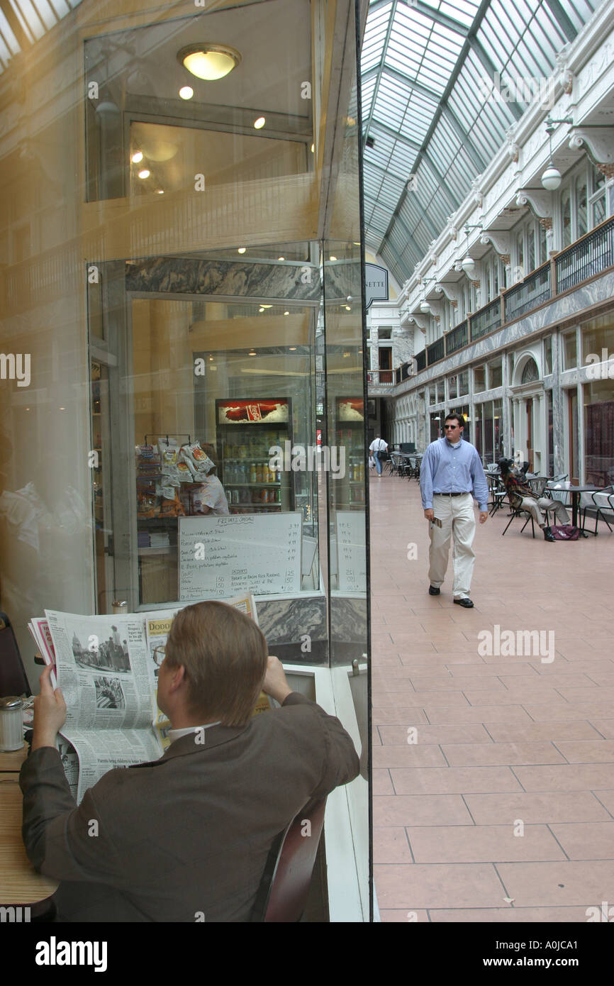 Cleveland Ohio, Colonial Marketplace, adulte, adultes, homme hommes, garçon garçons lad lads enfant enfants, lire le journal, fenêtre du restaurant, shopping s Banque D'Images