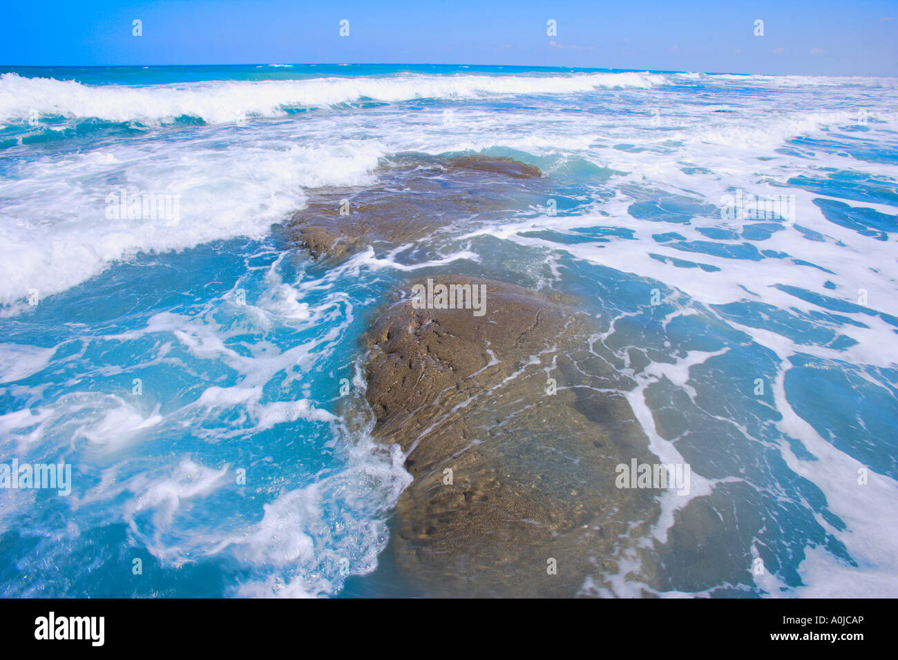 Les vagues de l'océan à marée haute Banque D'Images