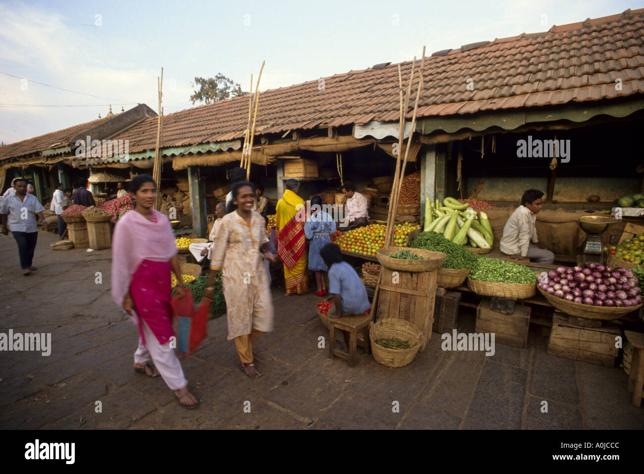 L'Inde Karnataka Mysore Devaraja market alimentaire commerce personnes scène de rue Banque D'Images
