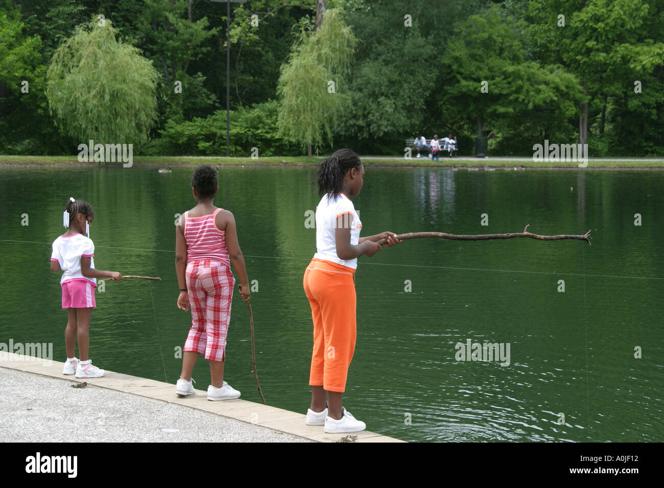 Cleveland Ohio,University Circle,Wade Lagoon,pêche,sport,athlète,loisirs,eau,Black Blacks Africains ethnie minoritaire,filles,visiteurs trave Banque D'Images