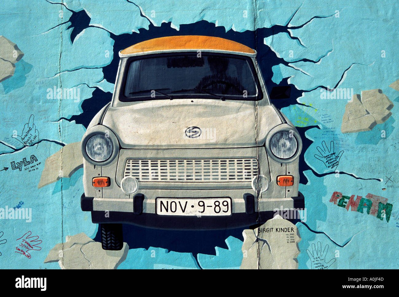 Berlin. L'Allemagne. La East Side Gallery, tester les meilleures, la peinture d'une Trabant briser le mur de Berlin, par Birgit Kinder, 1990. Banque D'Images