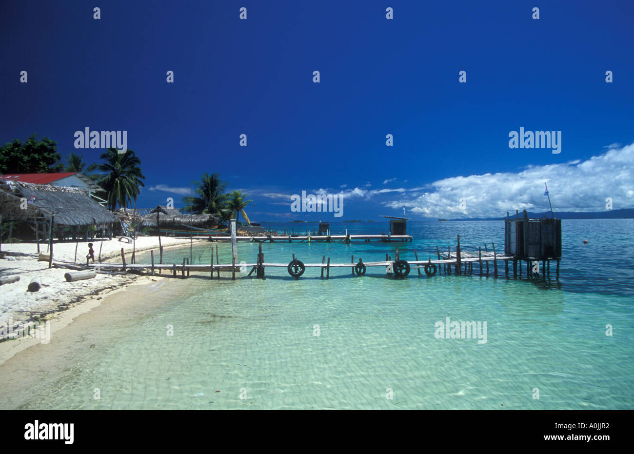 Un petit bâtiment avec des toilettes à la fin sur l'une des îles San Blas Banque D'Images