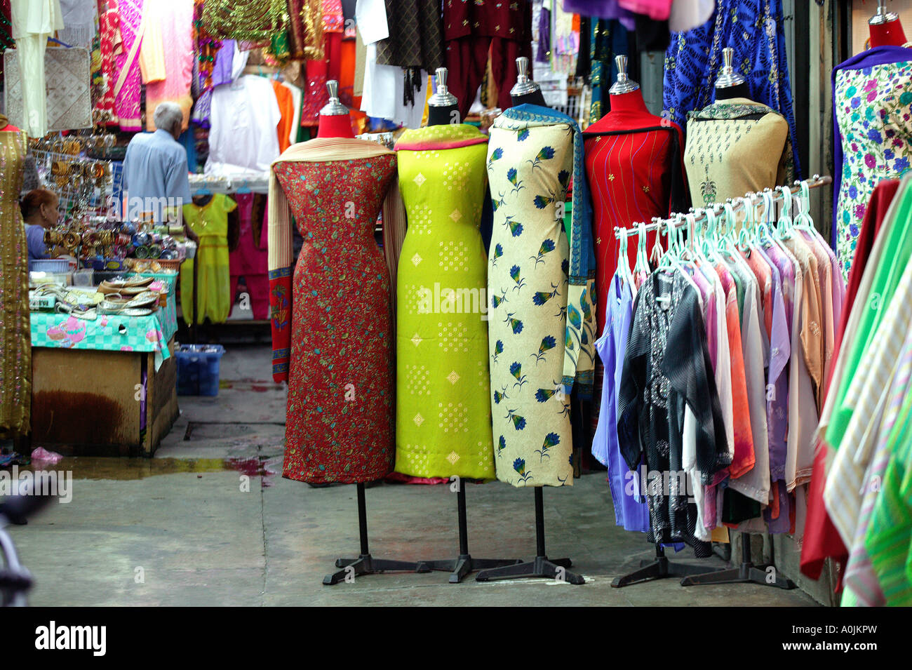Les vêtements et les bijoux stands dans le quartier indien de Phahurat à Bangkok en Thaïlande Banque D'Images