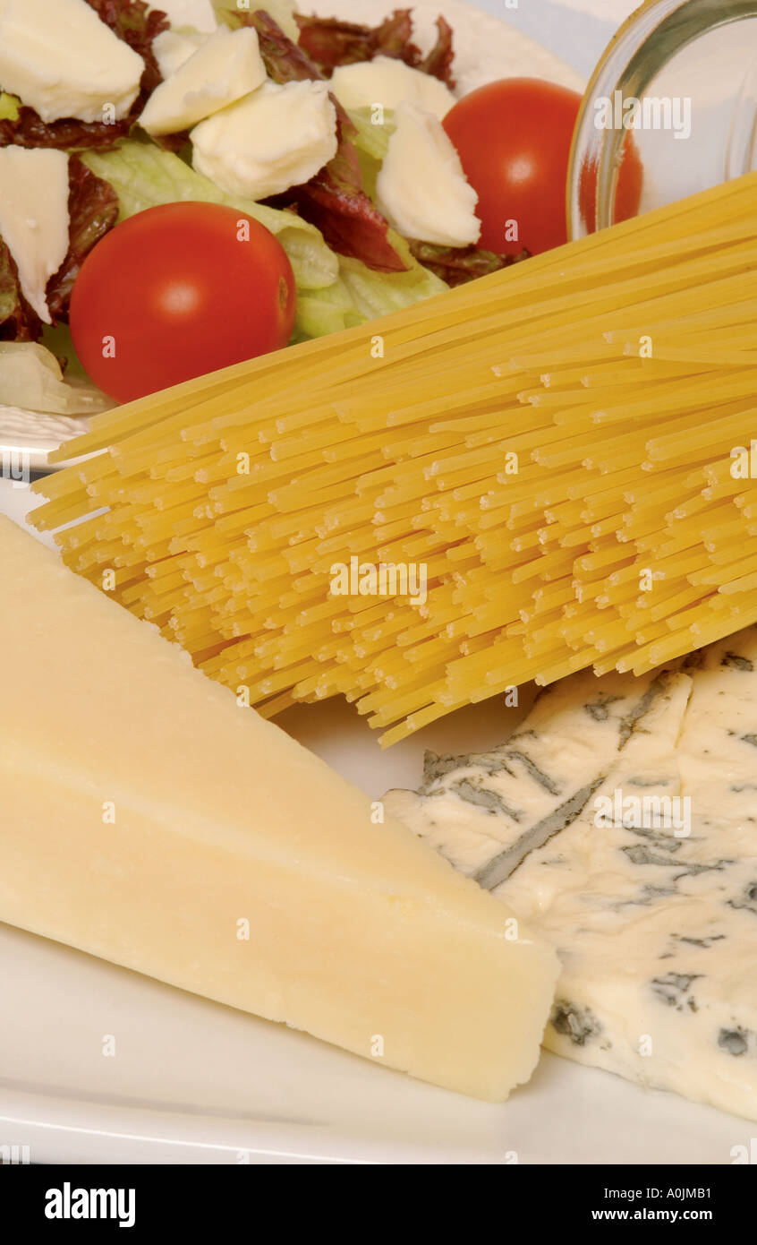 Spaghetti et fromages non cuits gros plan Banque D'Images
