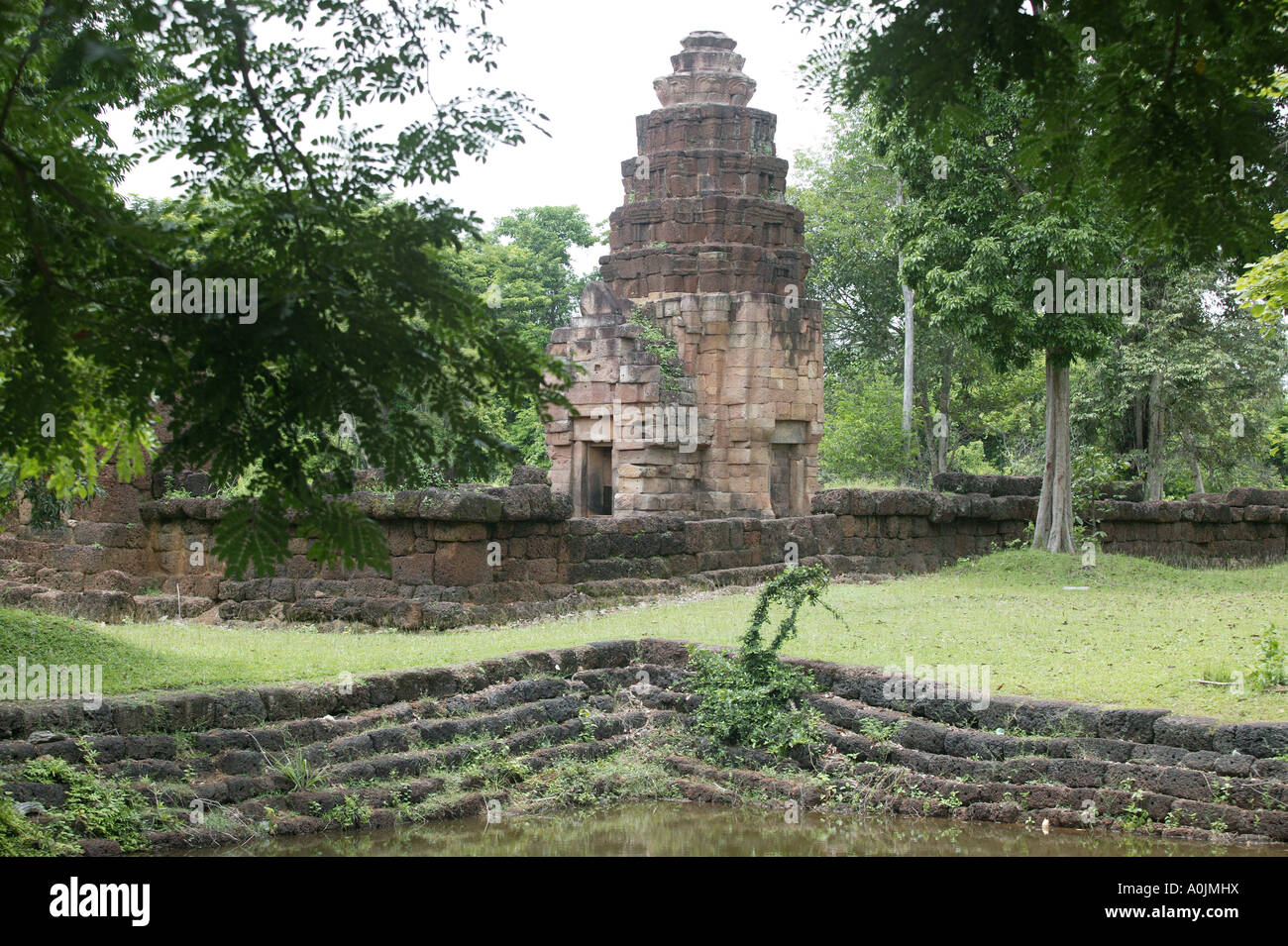 La jungle était jointe ruines de Prasat Ta Meuan près de Surin au nord est de la Thaïlande date du 12ème siècle et ont été à l'origine un lieu de repos pour les pèlerins tout près de la frontière cambodgienne les ruines se composent de trois régions distinctes toutes situées dans des clairières entouré par une forêt dense Banque D'Images