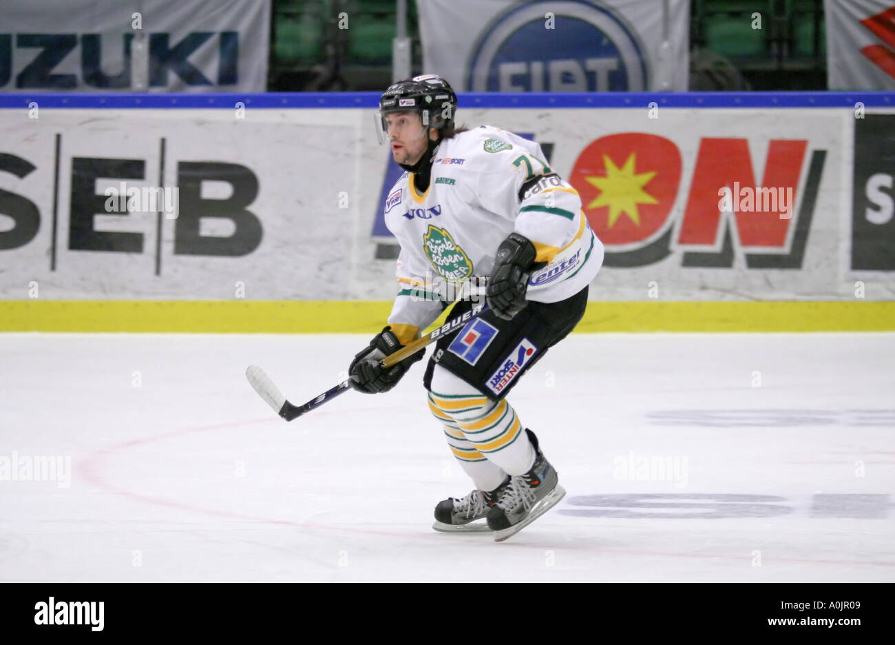 Alexander Nizivijs Lettonie ici dans l'équipe de hockey sur glace Suède Bjorkloven Banque D'Images