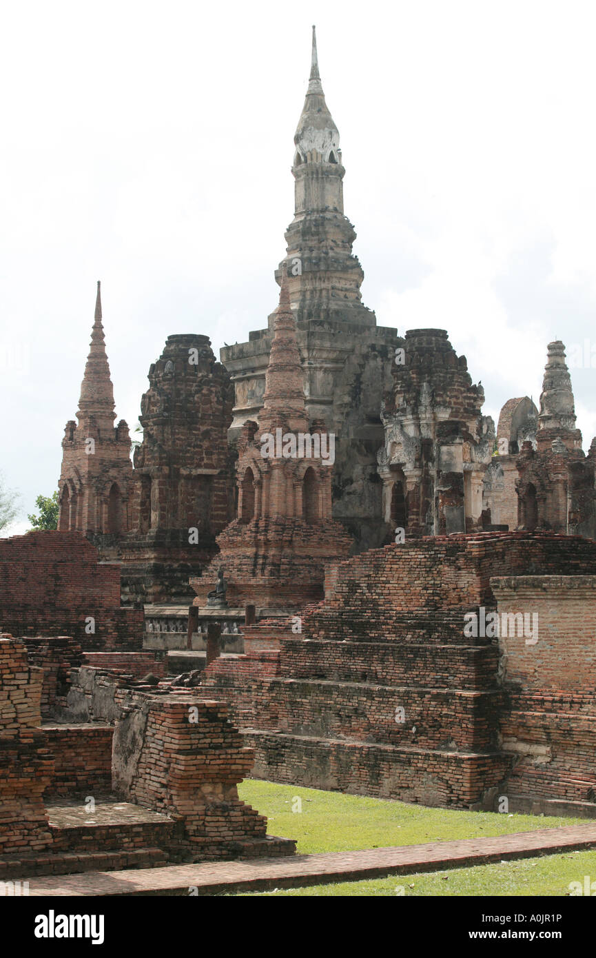 Vue des ruines avec certains des 200 ruiné surtout dans le Khumer Chedis en brique et de style ceylanais contre un ciel gris et terne au Wat Phra Si Ratana Mahathat temple à Sukhothai Banque D'Images