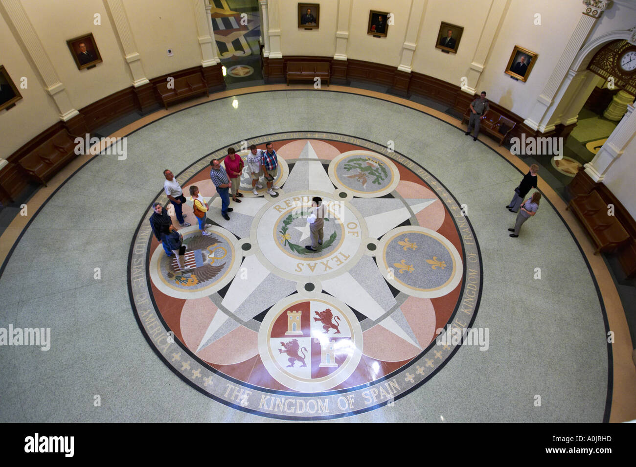 TEXAS Austin leader parler au groupe sur le plancher du State Capitol building rotunda République du Texas cercle mosaïque Banque D'Images