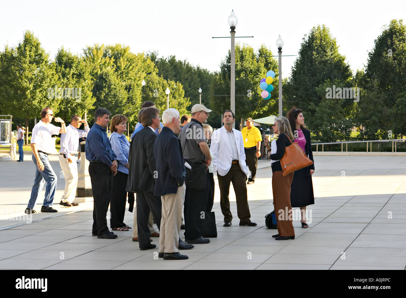 Parcs Chicago Illinois guide touristique avec groupe de touristes plaza Bean où Cloud Gate sculpture est situé à Banque D'Images