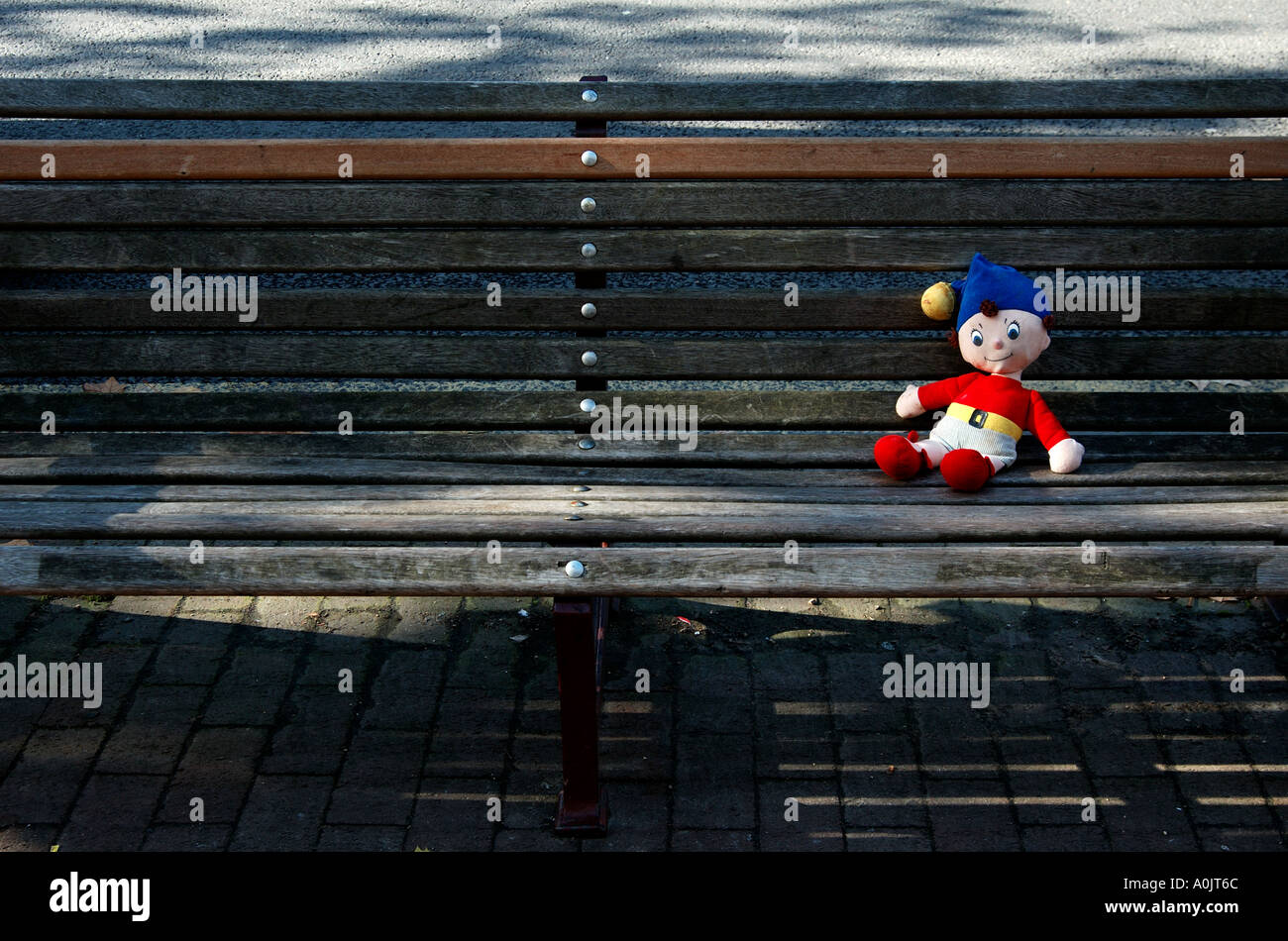 Photo amusante du jouet Lost Noddy laissé sur banc à Royal Tunbridge Wells, Kent. Tourné le jour du souvenir en 2004, donnant une signification différente. Banque D'Images