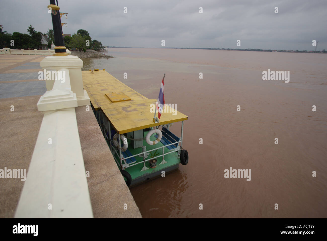 Un bateau amarré sur le fleuve Mékong dans Mukdahan en Thaïlande du nord-est de la rivière Mae Nam Khong est l'un des grands fleuves de l'Asie et est le 12e plus longue au monde Banque D'Images