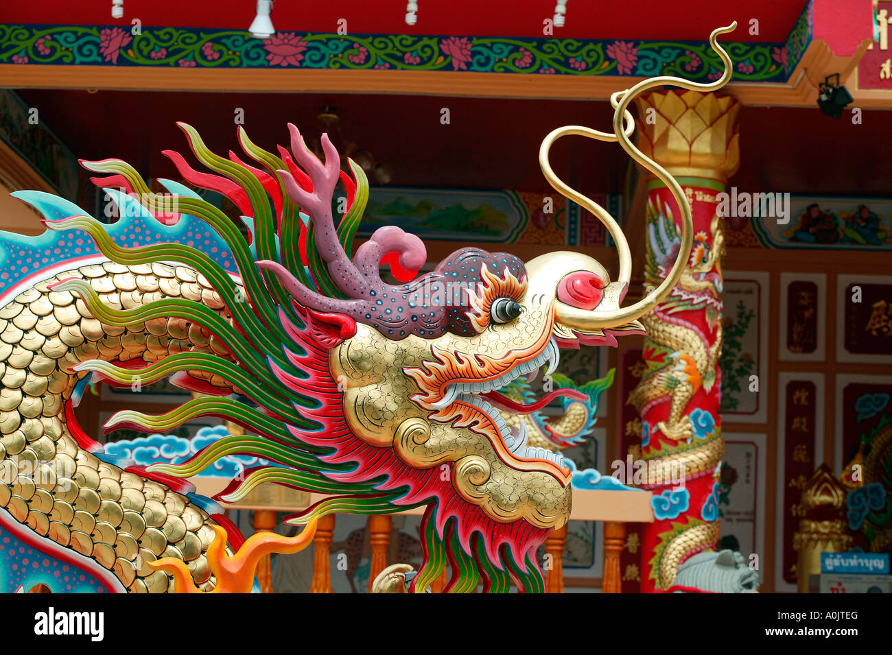 Temple chinois montrant un dragon peint conçu dans le Nord Est de la Thaïlande Yasothon Banque D'Images