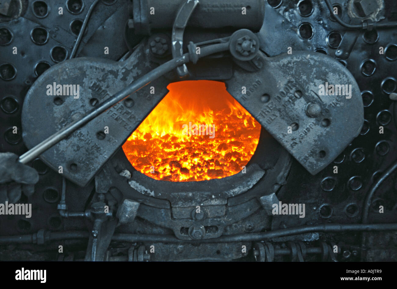 La liberté du nord du Wisconsin Flammes de la combustion du charbon dans la locomotive à vapeur fourneau porte ouverte Mid Continent Railway Museum Banque D'Images