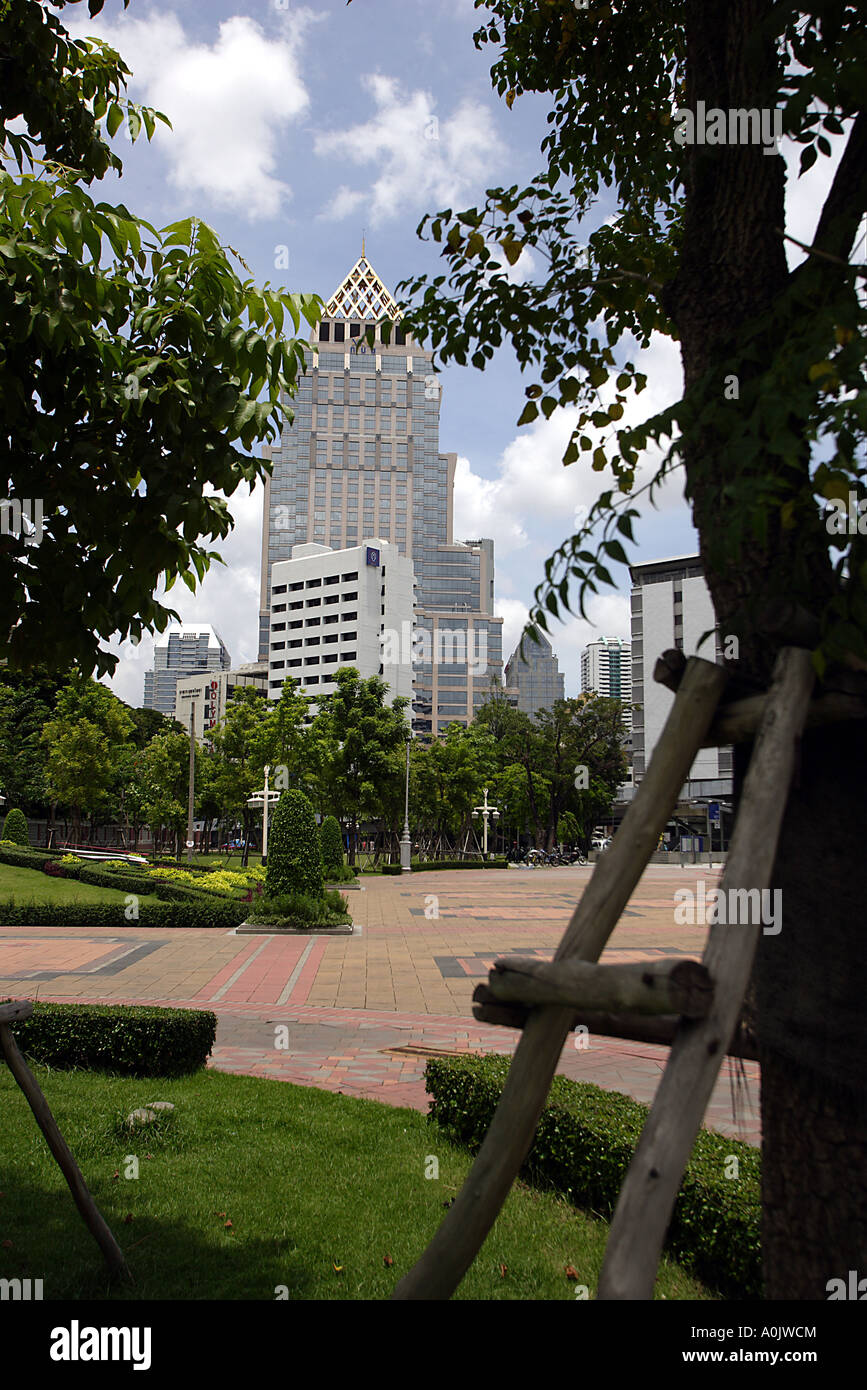 Parc Lumpini et view of skyscrapers Suan Lumphini Lumphini Park est le plus grand parc du centre-ville de Bangkok en Thaïlande Banque D'Images