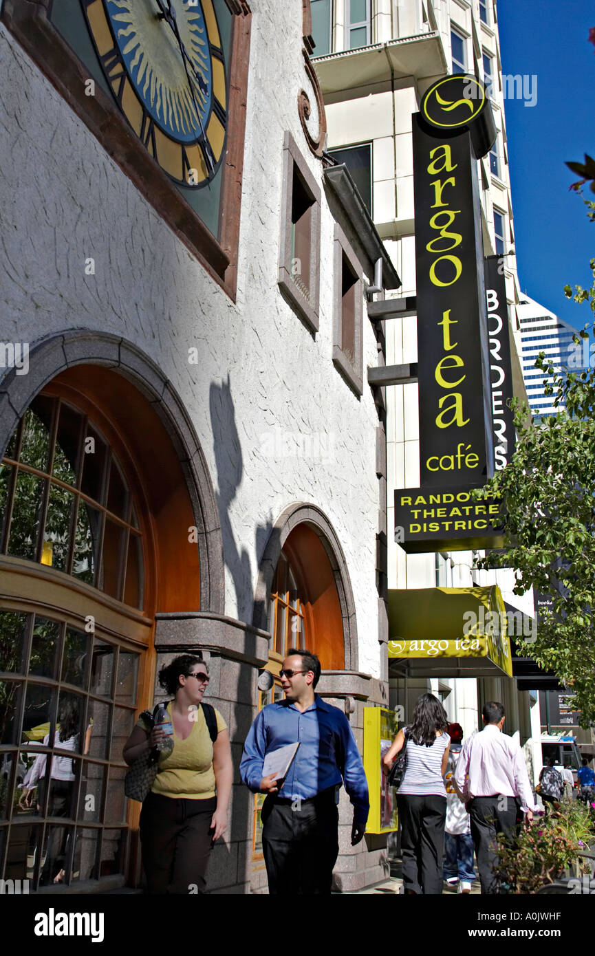 Scène de rue Chicago Illinois promeneurs sur Randolph Street restaurant thé Argo et signer Theatre District Banque D'Images