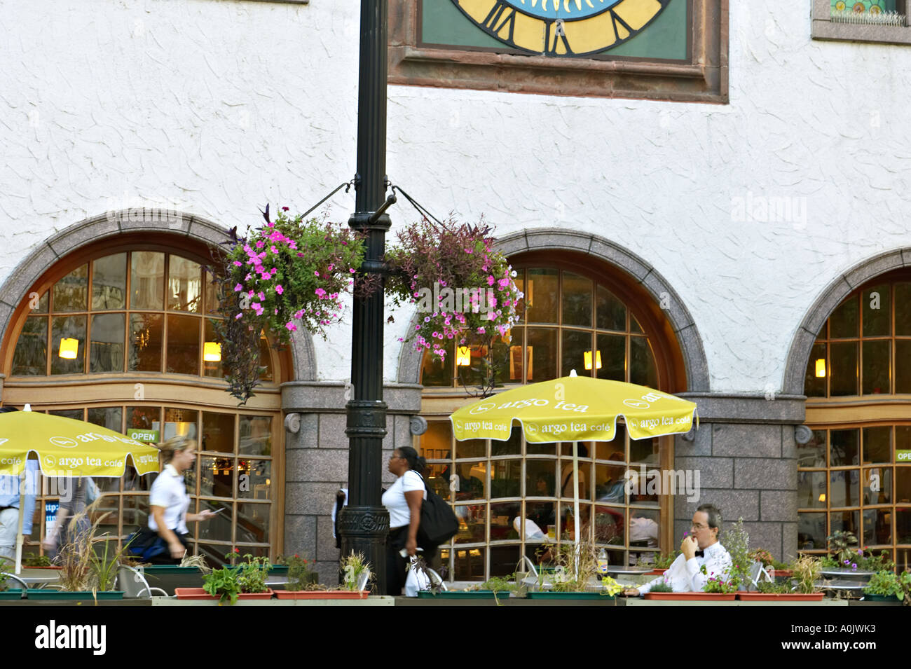 Scène de rue de Chicago, dans l'Illinois, à l'extérieur le long de Randolph Street restaurant thé Argo Theatre District extérieur piétons Banque D'Images