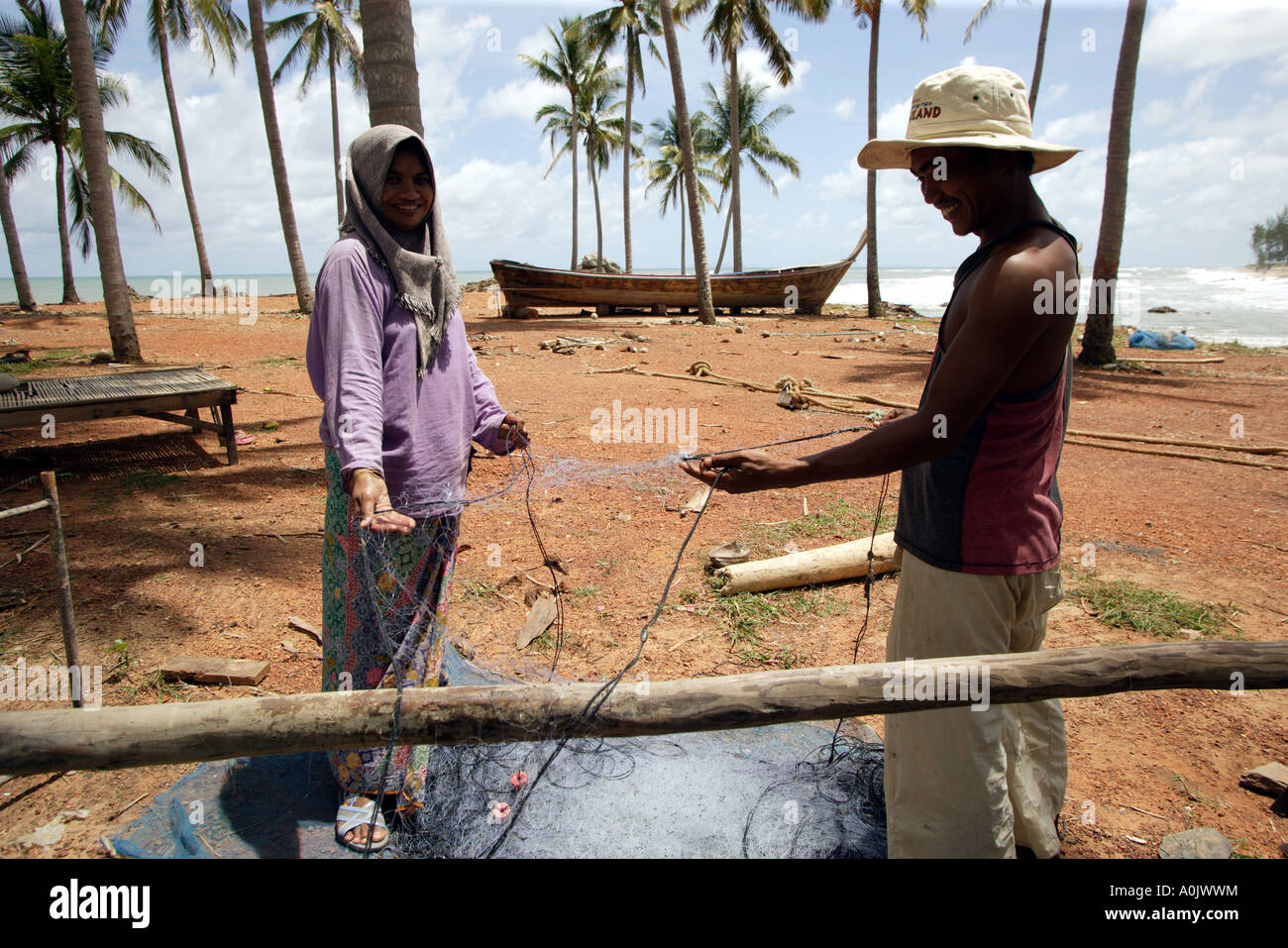 Deux pêcheurs locaux réparer leur filet sur Koh Lanta Yai Ko Lanta Yai cette île dans le sud de la Thaïlande a été touché par le tsunami en 2004 Banque D'Images