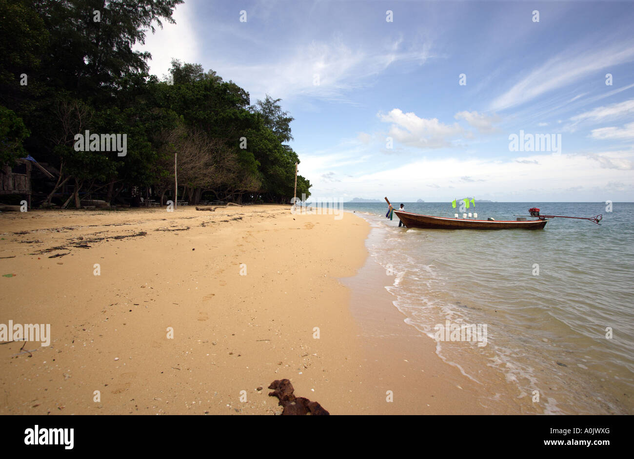 Une plage tranquille sur l'île de Bu Bu dans le sud de la Thaïlande un long voile attend dans l'eau peu profonde c'est une des plus petites îles et n'a pas d'habitants seulement bungalows de vacances Banque D'Images