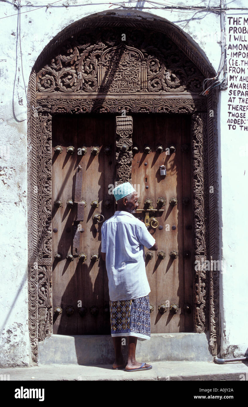 Porte en bois sculpté traditionnel à Stone Town Zanzibar Tanzanie Banque D'Images