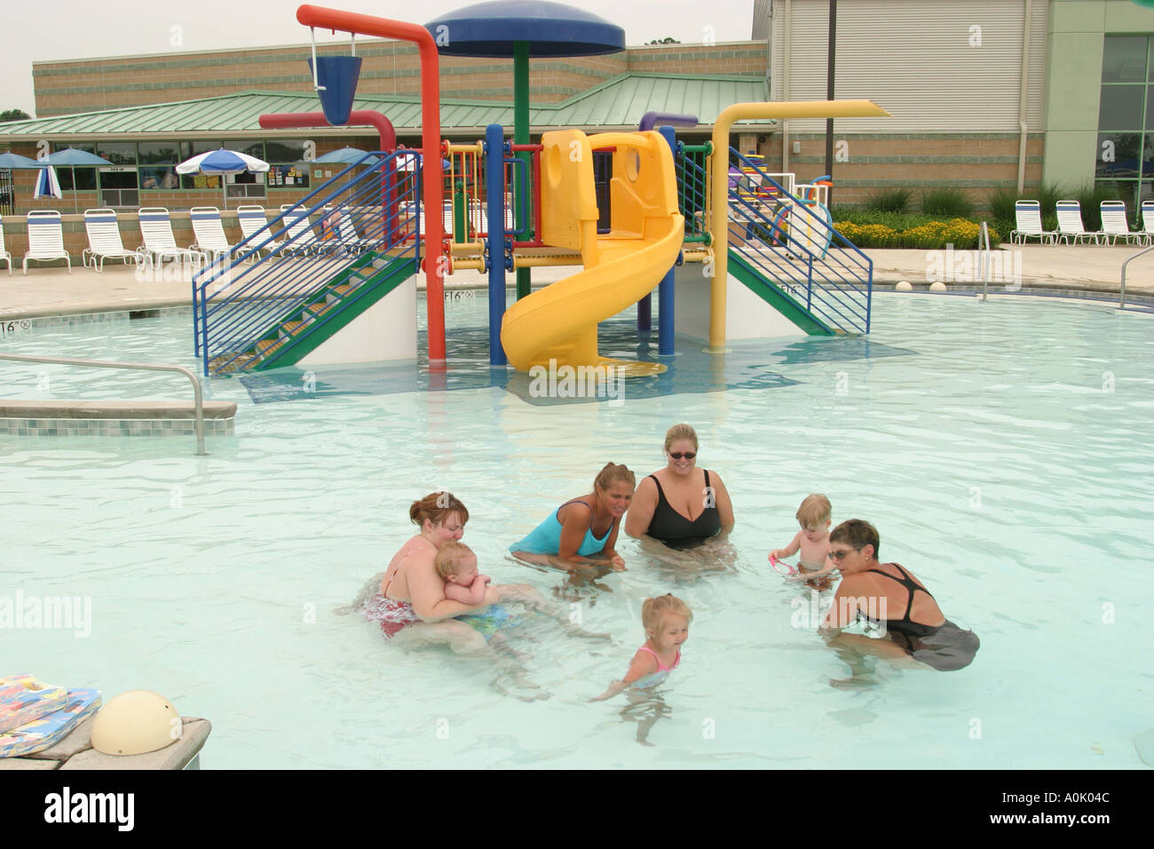 Ohio Lorain County,Oberlin,Lorain County Metro Park,terrain public,loisirs,Splash zone,leçons de natation,tout-petits,bébés,mères,voyages des visiteurs Banque D'Images