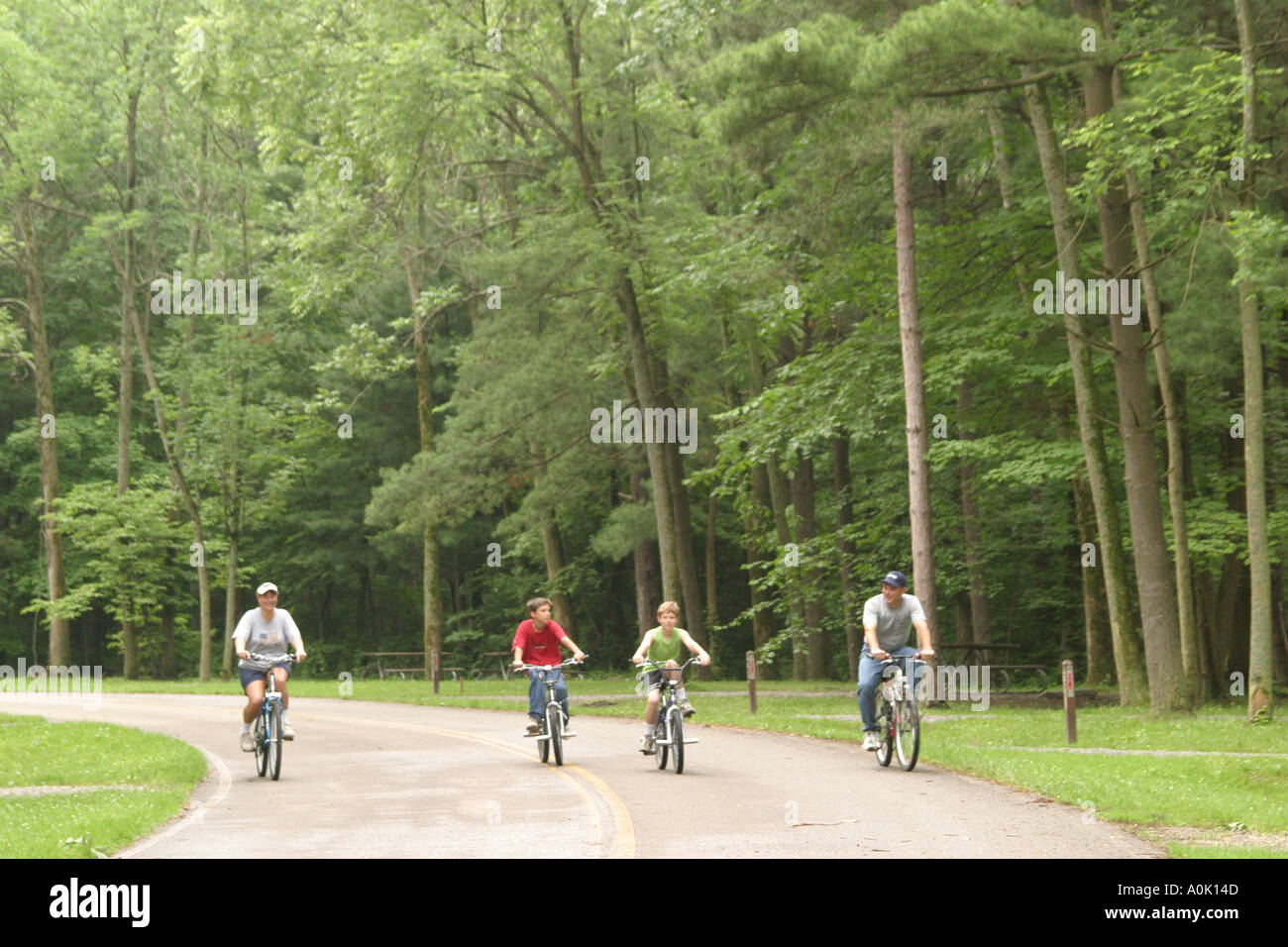Ohio Lorain County,Wellington,Findley State Park,terrain public,loisirs,cyclisme,famille familles parents parents enfants,mère maman,père papa,rel Banque D'Images