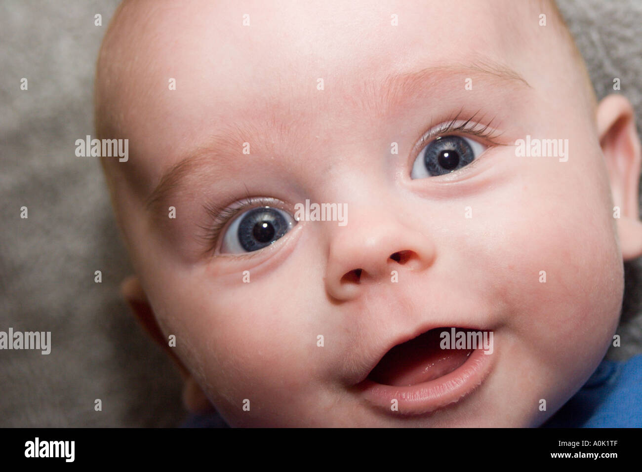 Gros plan sur un jeune bébé garçons face à face.plein face off shot, bébé est très heureux à la recherche dans l'objectif Banque D'Images