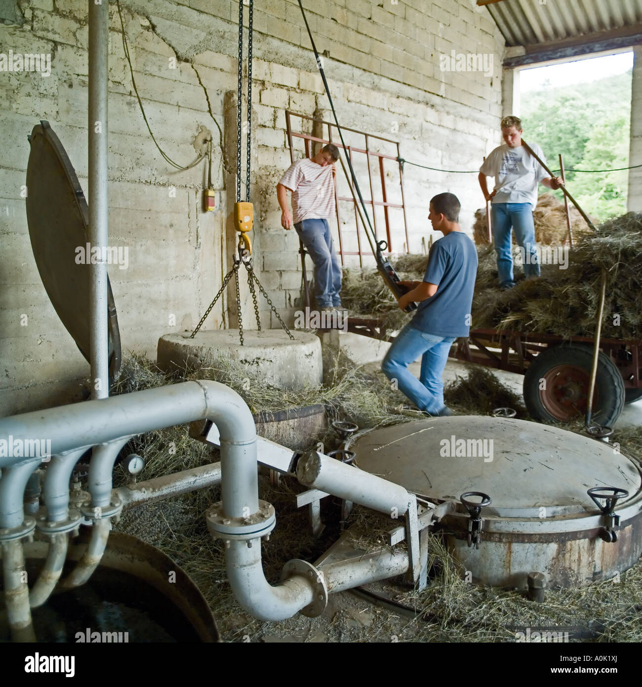 La clôture des travailleurs chaudière avec couvercle en pierre, Distillerie du Vallon, de l'huile de lavande distillerie, Sault, Vaucluse, Provence, France Banque D'Images