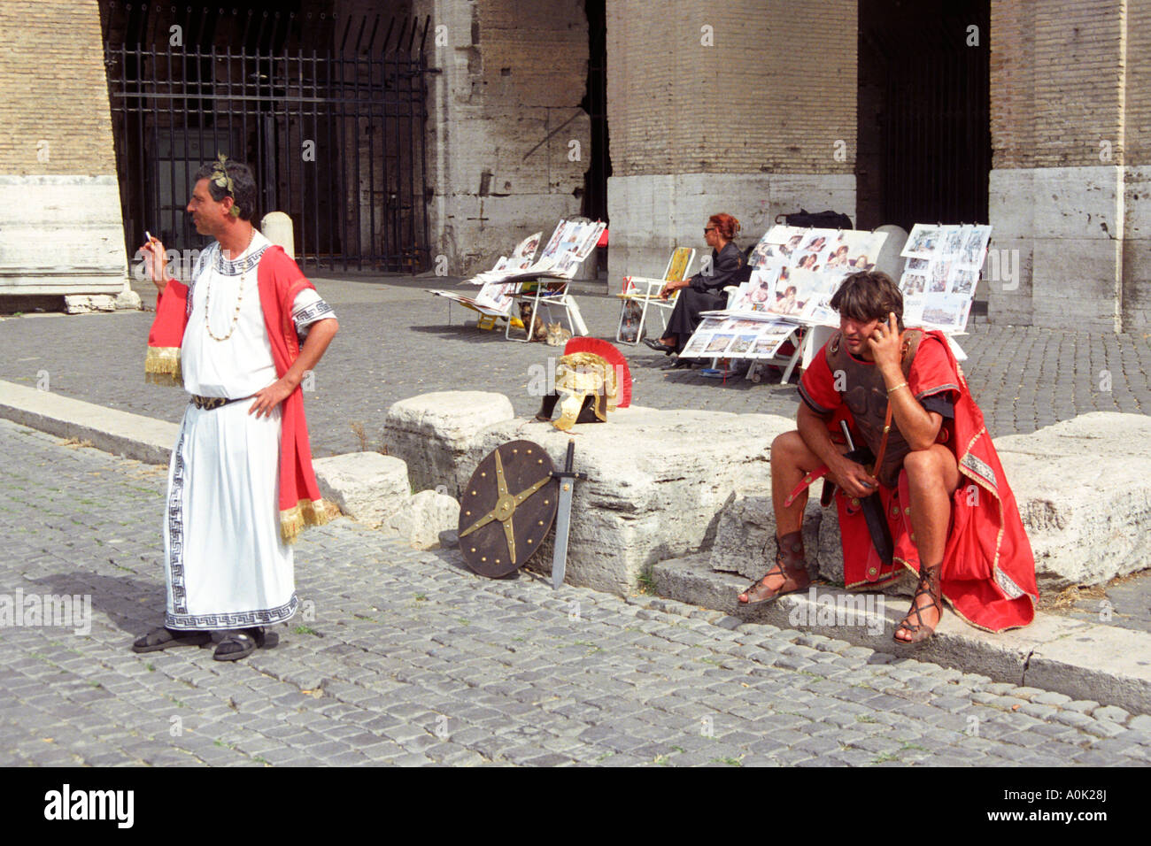 Centurions sur pause cigarette à l'extérieur du Colisée, Rome, Italie Banque D'Images