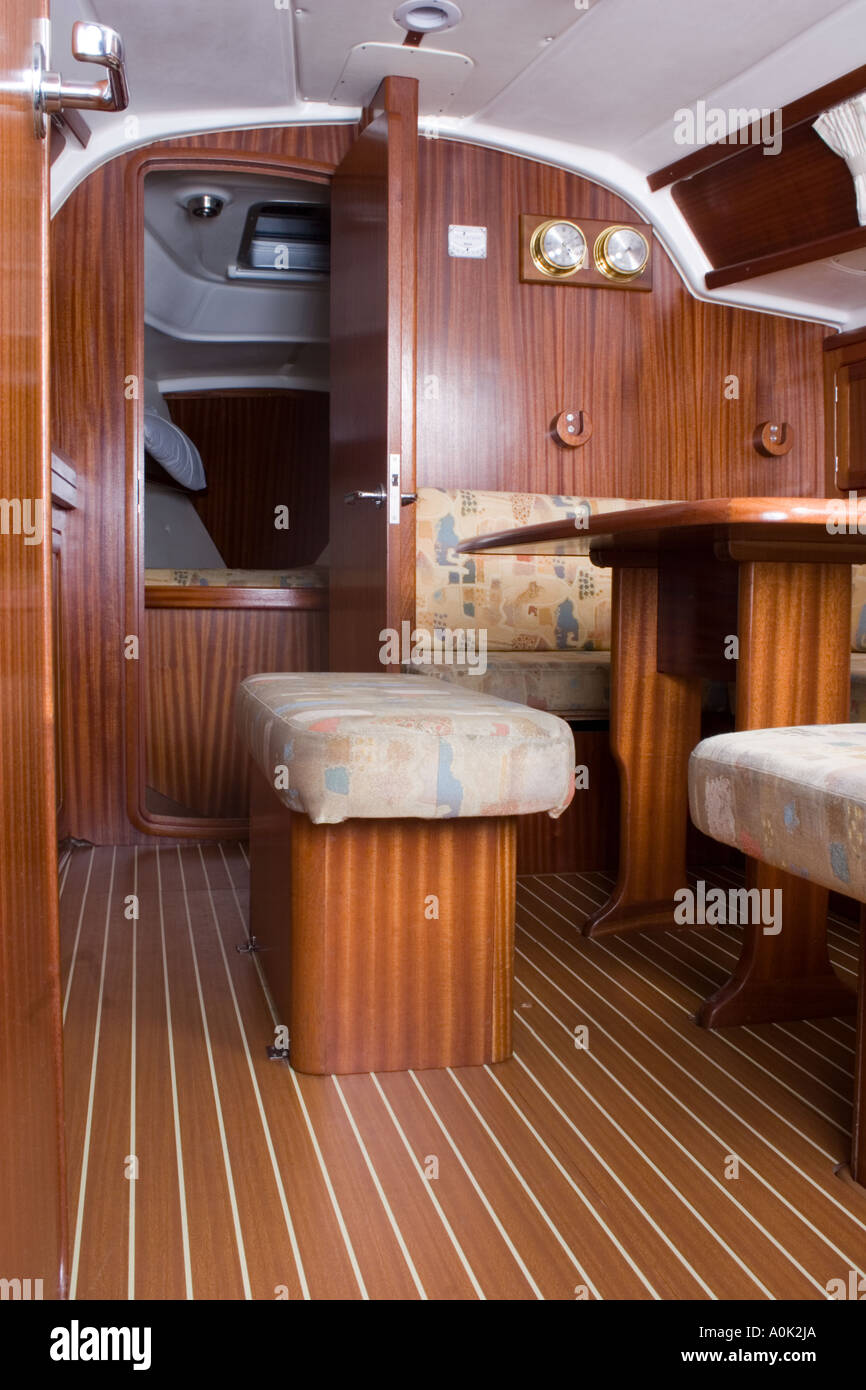 À l'intérieur d'un bateau intérieur qui est tout brun bois vous pouvez voir  la table et sièges de la façon dont l'image a été tourné Photo Stock - Alamy