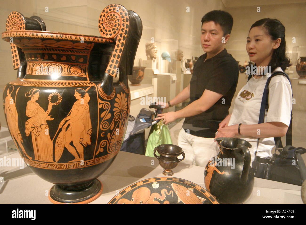 Toledo Ohio,Museum of Art,exposition collection exposition vente promouvoir,éducation,histoire,peintures,sculptures,vase,urne,asiatique couple,homme hommes Banque D'Images