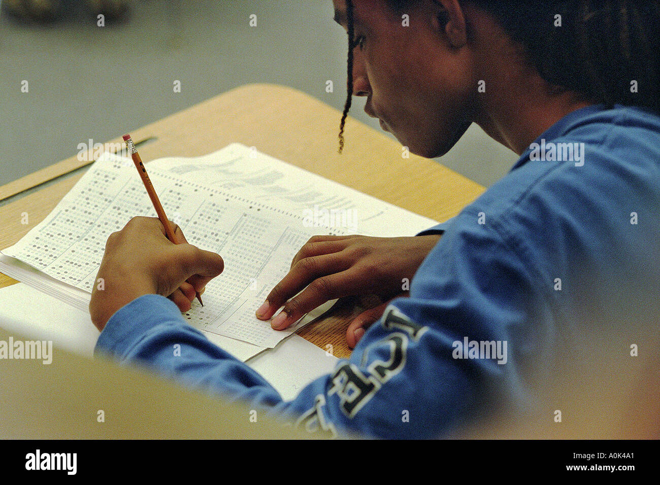 Étudiant à l'école des amis à Detroit prend un test standardisé Banque D'Images
