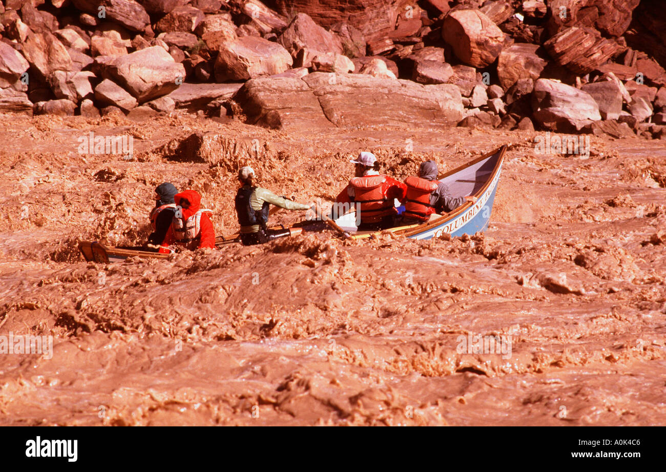 Un doris passe par Hance Rapids sur la rivière Colorado boueux dans le Grand Canyon Banque D'Images