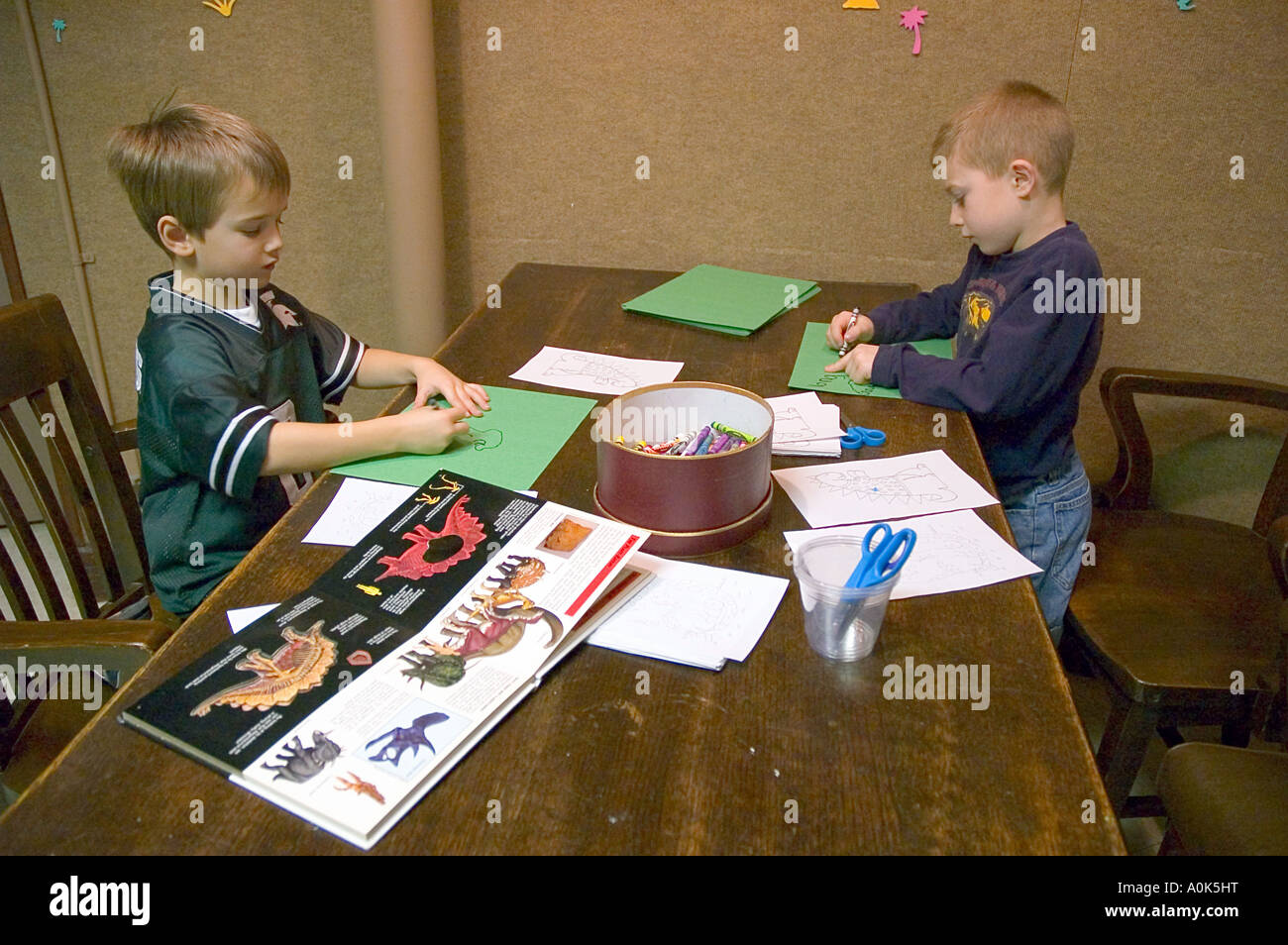 P31 1742 6 ans garçons avec des crayons de couleur à Dinosaur Museum Port Huron au Michigan Banque D'Images