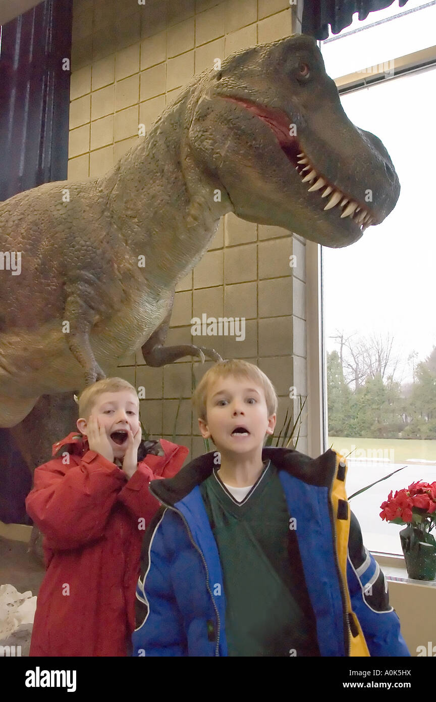 P31 1752 6 ans garçons Mock la terreur en face de Tyrannosaurus rex dinosaure Animatronic au Musée Banque D'Images