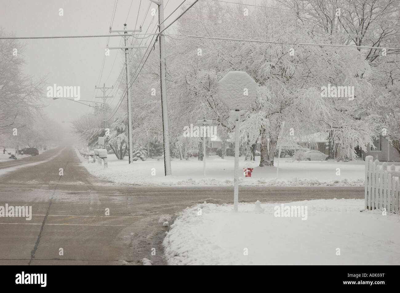 Snow-Covered Stop, à Marysville, au Michigan USA Banque D'Images