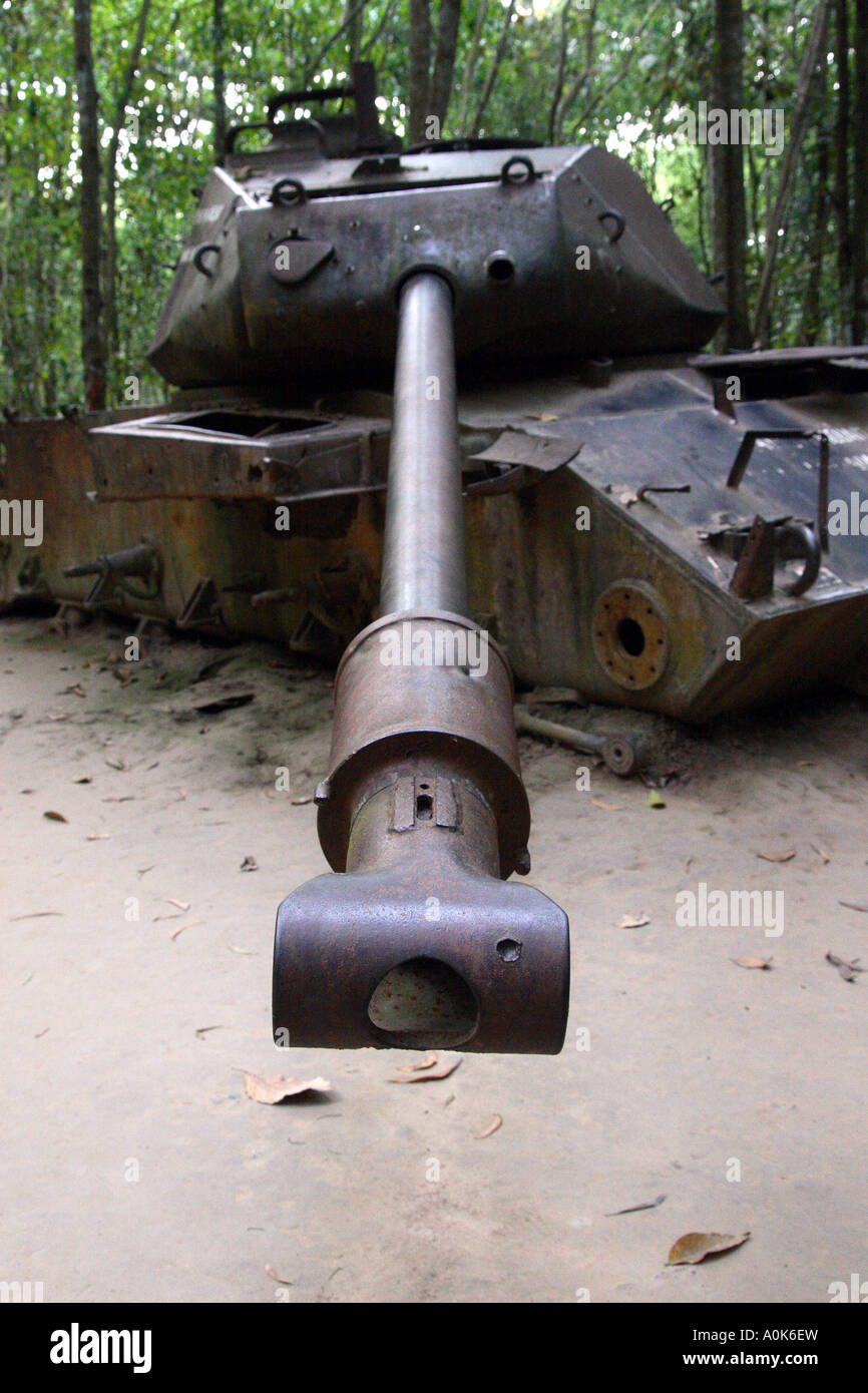 Détruit un char américain à l'un des tunnels de Cu Chi musées au Vietnam Banque D'Images