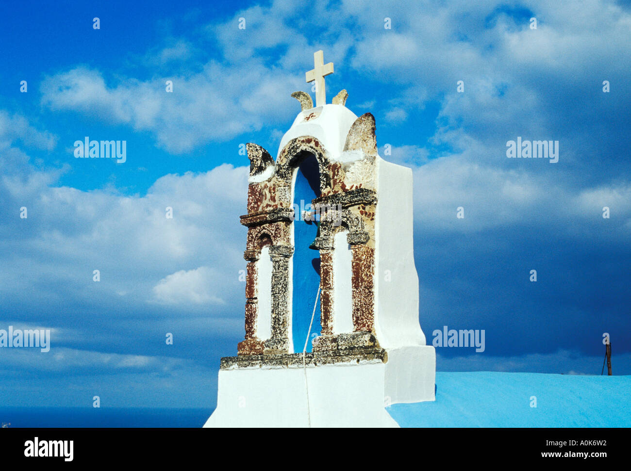 L'église au dôme bleu et croix, Santorin, îles grecques, Grèce Banque D'Images