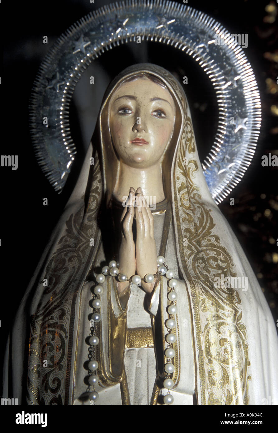 Statue de notre Dame du Rosaire dans la cathédrale de Barcelone, Catalogne. Banque D'Images
