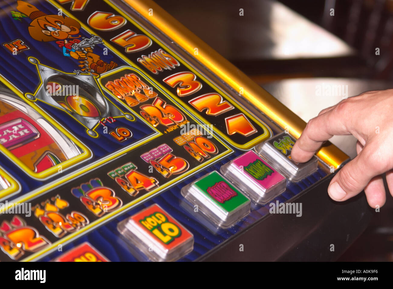 Man playing slot machine Banque D'Images