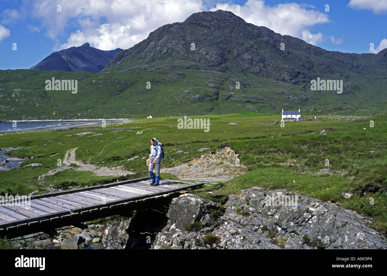 Walker Hill passant pont à Camasunary à Skye avec Sgurr na ires et certaines parties de l'Cuillin Hills qui forme l'arrière-plan Banque D'Images