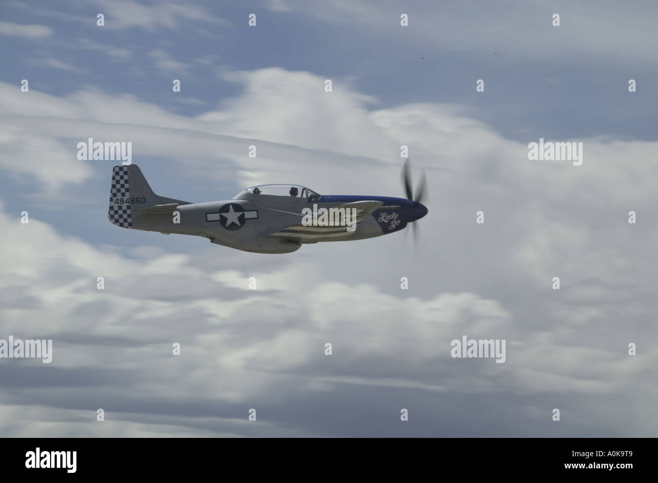 North American P51 Mustang dans un profil de vol contre les cumulus Banque D'Images