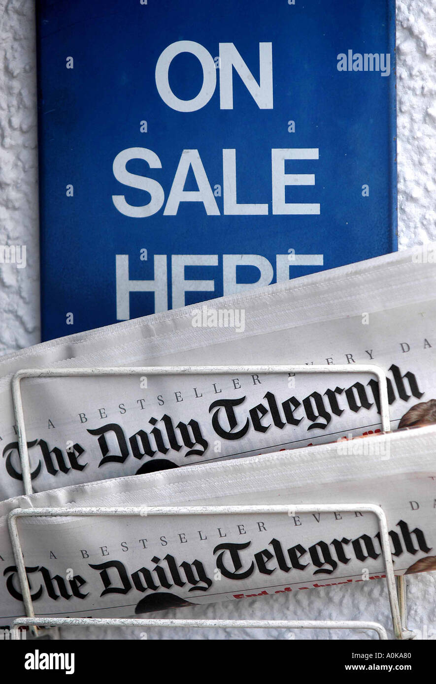 Un porte-journaux avec deux copies du Daily Telegraph Journal, panneau disant en vente ici Banque D'Images