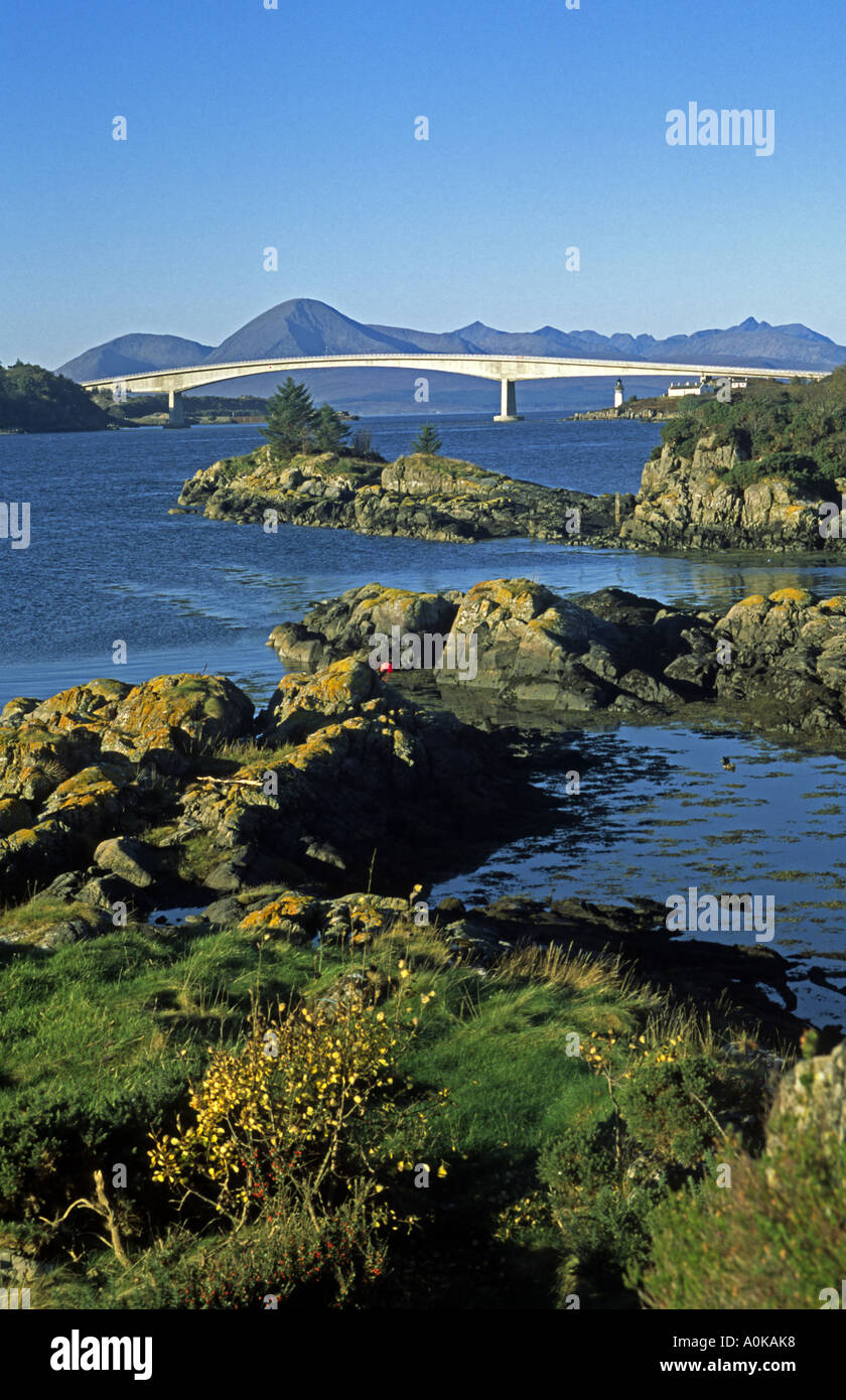 Le Skye Bridge vu de côté avec Kyle of Lochalsh Skye montagnes comme une toile de fond Banque D'Images