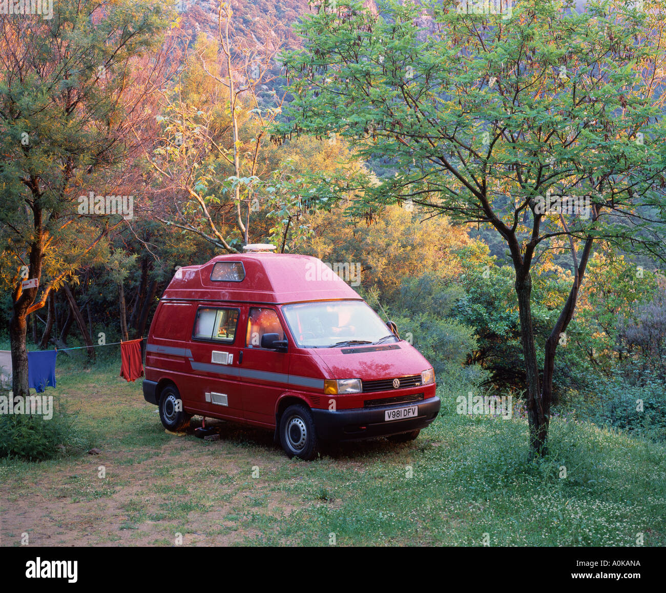 En camping-car sur un emplacement de camping à Porto, Corse du Sud, Corse, France. VW Volkswagen T4 transporter Banque D'Images