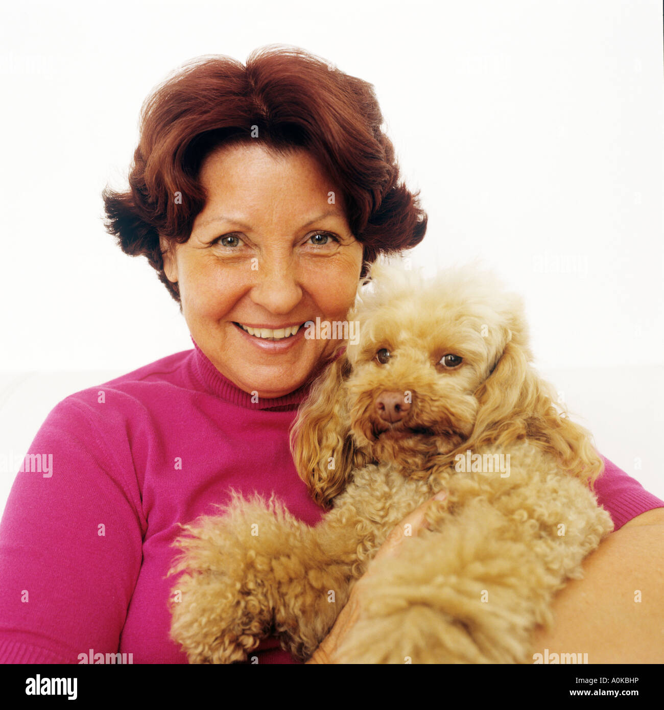 Portrait of young woman hugging her poodle Banque D'Images